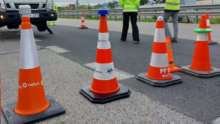 Después de la baliza conectada V16, llega el cono conectado. Así nos controlará la DGT