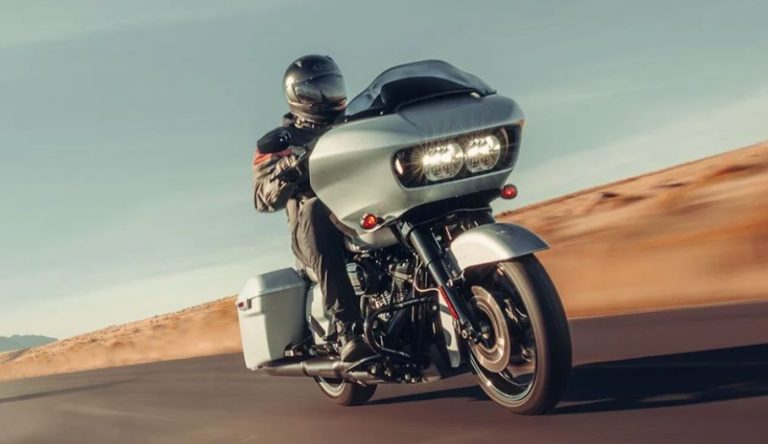 Este motor es el doble de grande que el de un Dacia Sandero. Pero lo utiliza una moto
