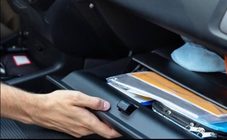 Llega una nueva multa en abril: la DGT empezará a sancionarte si no llevas esto en el coche