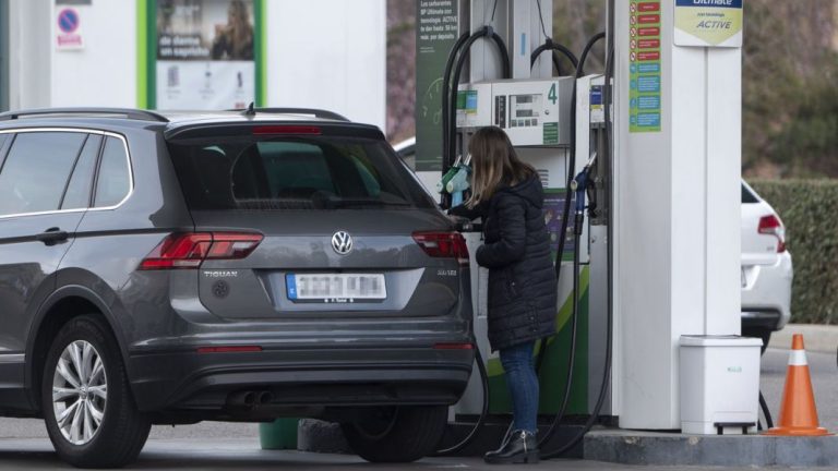 Pagar un 50% menos en gasolineras Repsol y Cepsa es posible: sigue este truco
