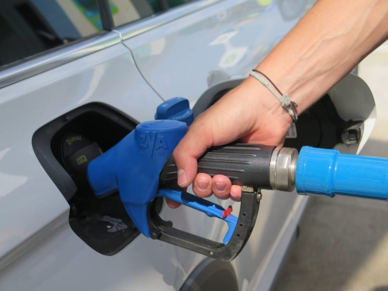 Según Repsol, BP, Sheil y Galp, este es el día que más caro te saldrá echar gasolina