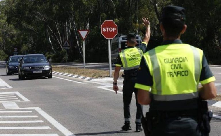 Jamás hagas esto cuando conduces: la DGT va a saco con esta multa