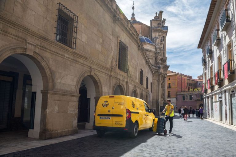Correos estrena 960 furgonetas. Pero solo 150 son ‘0 emisiones’