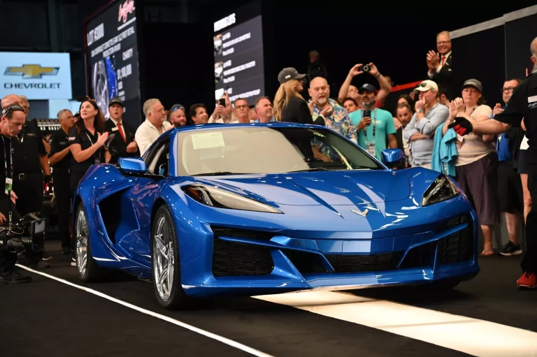 El primer Corvette E-Ray se vende por lo que cuestan ocho Tesla Model S Plaid