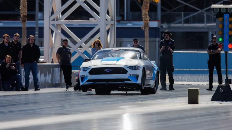 Ford Mustang Super Cobra Jet 1800. El dragster eléctrico que pulveriza récords