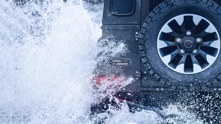 El clásico Land Rover Defender tendrá unos pilotos del Siglo XXI