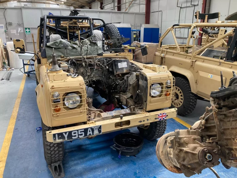 El ejército británico convertirá sus Land Rover Defender en eléctricos