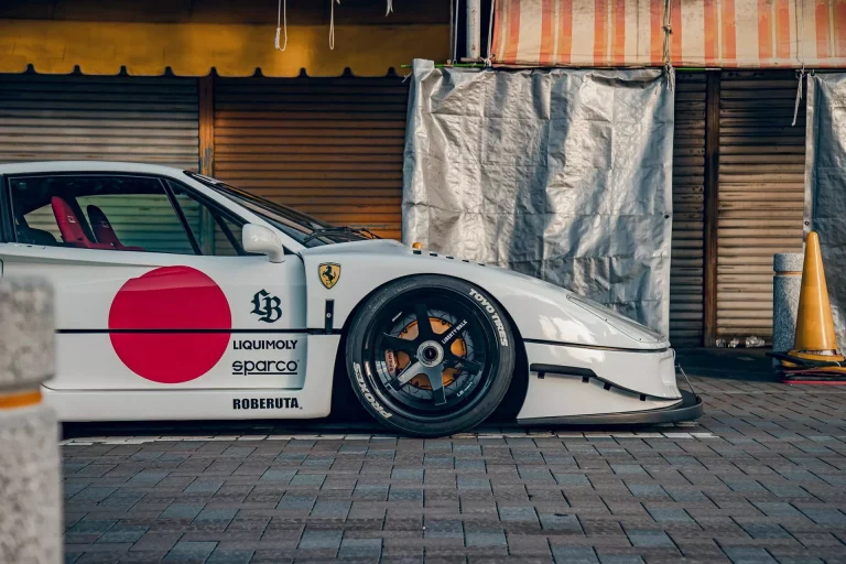 El Ferrari F40 más excéntrico del mundo sale a pasear por Tokio