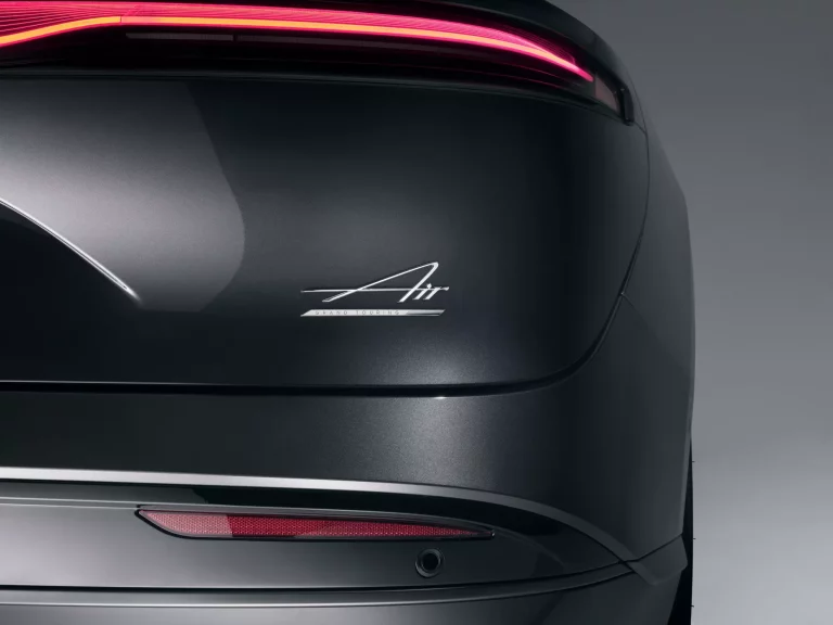 Este es el único coche eléctrico que recarga más rápido que un Tesla