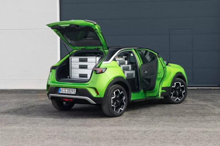 El Opel Mokka-e se convierte en una caja de herramientas con ruedas