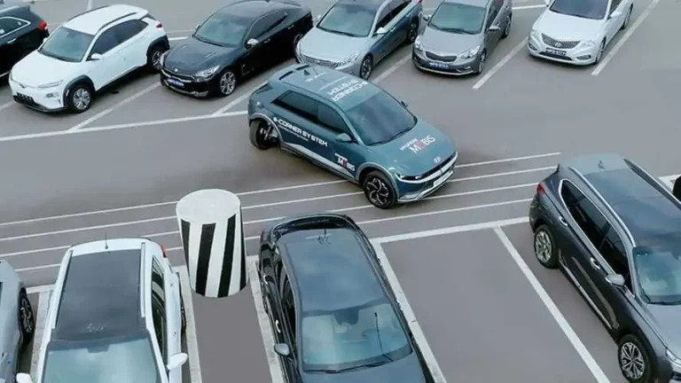 Así aparca este Hyundai Ioniq 5 gracias a sus cuatro ruedas directrices