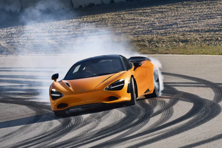 Así se las gasta el McLaren 750S en el circuito de Castellolí
