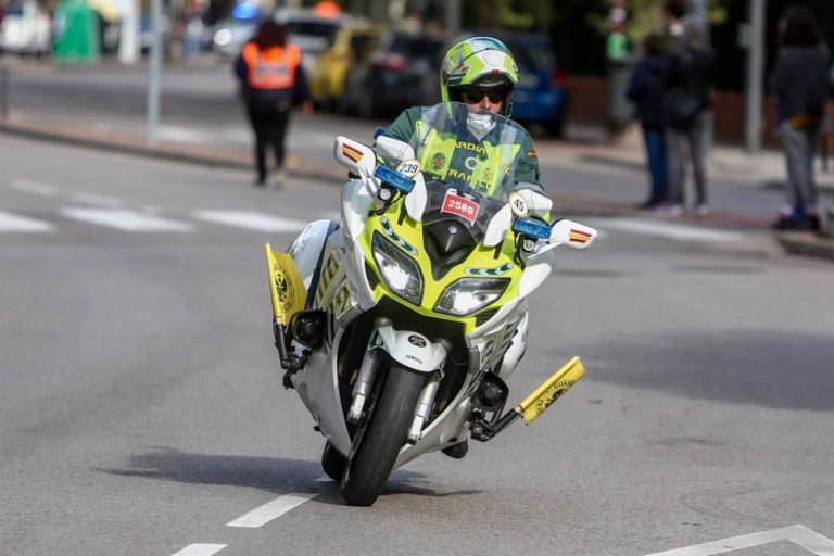 La DGT te pone a prueba: ¿sabrías reaccionar si ves a un agente en moto con una bandera de color verde?