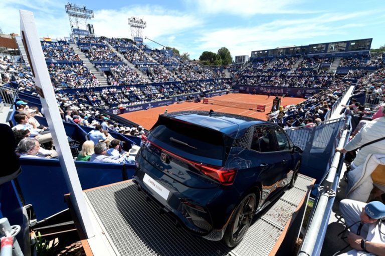 Coches eléctricos para mover el Trofeo Conde de Godó de tenis
