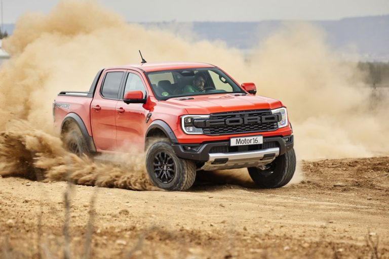 Al Ford Ranger Raptor no le da envidia su hermano mayor: el F-150 Raptor R