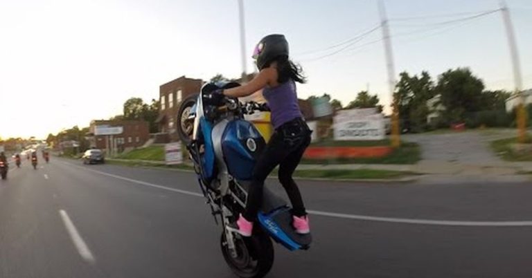 ¿Cuál es la multa si me pilla la DGT haciendo un caballito con la moto?