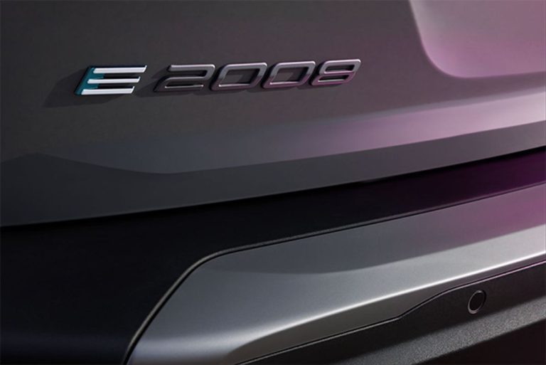 Ya falta poco: el renovado Peugeot e-2008 se presenta el 4 de mayo
