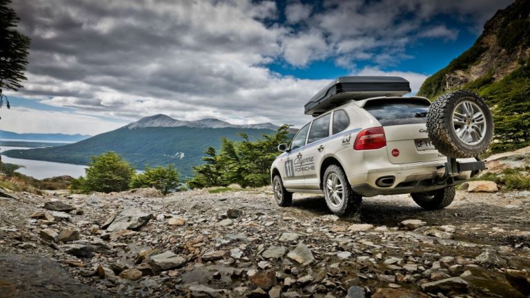 ¿Viajarías al “fin del mundo” con un Porsche Cayenne? Mejor hazlo con dos