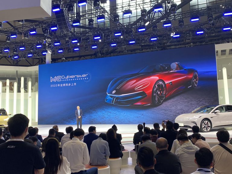 16 kilómetros viendo coches -y otras cosas- en el Salón de Shanghái
