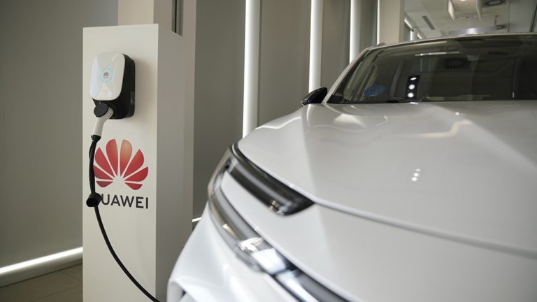 La marca de móviles que ha lanzado un cargador solar para coche