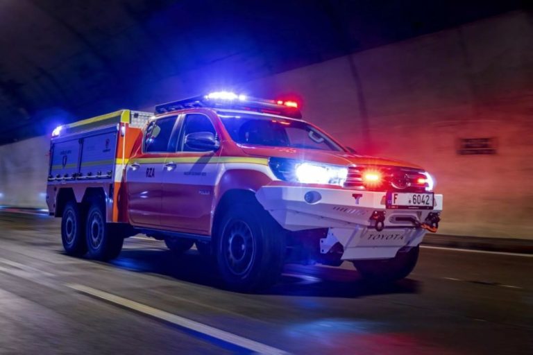 Toyota Hilux 6×6 Hiload: Un camión de bomberos para luchar contra fuegos eléctricos