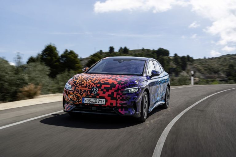 Prueba del Volkswagen ID.7 pre-serie camuflado