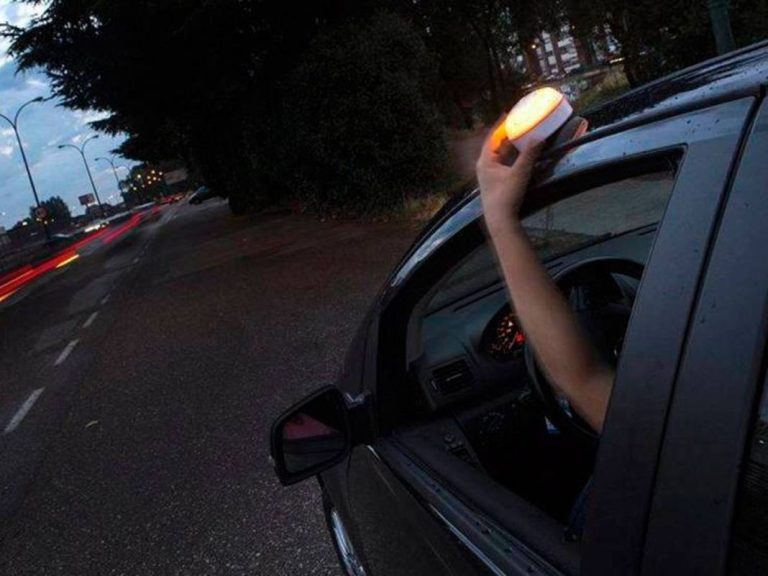 ¿Me puede multar la DGT por no llevar ya la luz de emergencia V16?