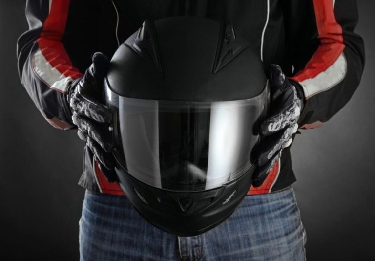 El único casco para la moto que puede salvarte la vida ya está en España y se conecta con la DGT