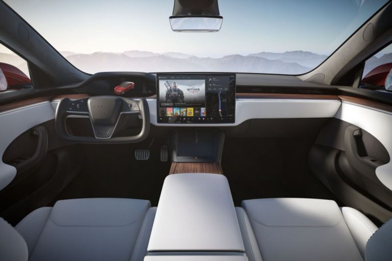 Tesla estrena demanda por sus actualizaciones ‘on air’