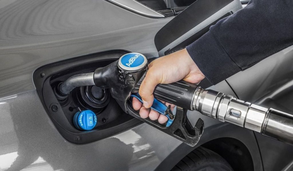 La norma Euro 7 llega en noviembre y afecta al mantenimiento: pasar por el taller costará hasta 200 euros más 1 Motor16 comprar adblue estacion de servicio Motor16