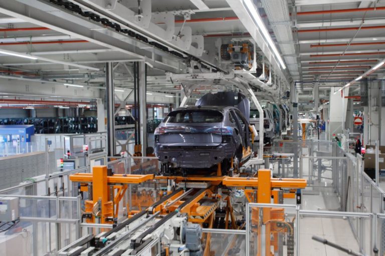 Amazon ayuda a Volkswagen a que sus fábricas sean más inteligentes… y autónomas