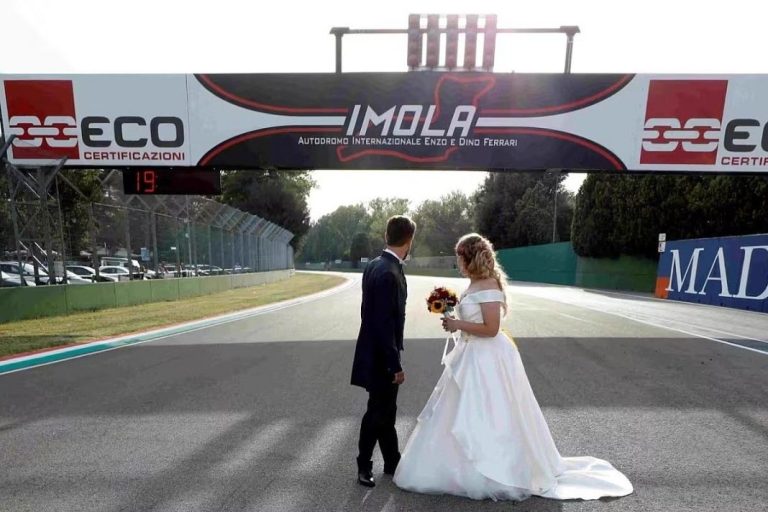 Este impresionante circuito organiza la boda perfecta para todo ‘petrolhead’. Y a buen precio