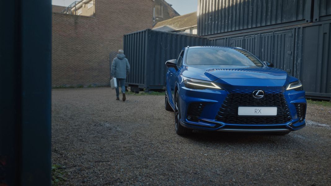 lexus-rx-spot-monopatin1