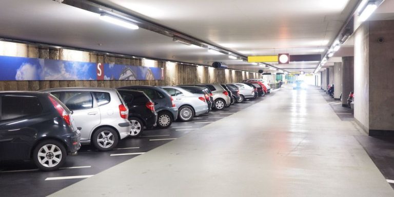 Encontrar aparcamiento: El nuevo problema al que te vas a enfrentar si compras un coche con esta etiqueta medioambiental