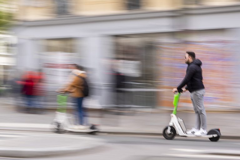 La primera ciudad que prohibirá los patinetes de alquiler: el debate está abierto