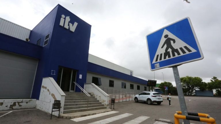 Tu coche aparcado y sin ITV puede ser multado. Pero si la recurres, te la vas a ahorrar