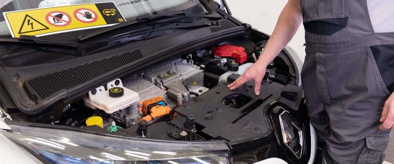 ¿Por qué los cables de los coches eléctricos son de color naranja?