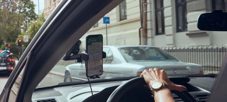 El cambio más loco de la DGT: usar el teléfono móvil mientras conduces