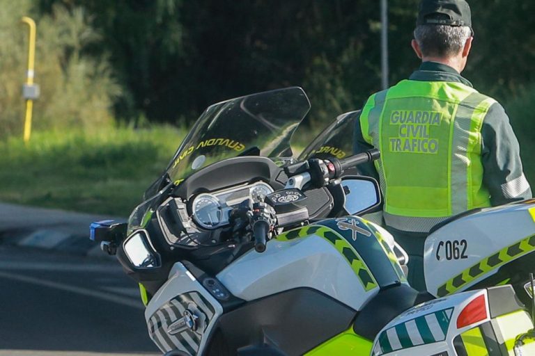 La prenda con la que no salen a patrullar los agentes de Tráfico de la Guardia Civil. Y se lo exigen a Pere Navarro