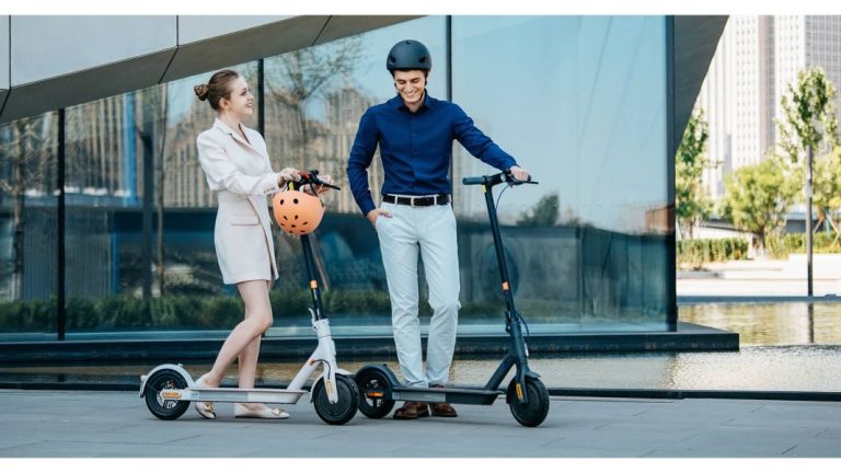 ¿Me puede multar la DGT por ir dos en un patinete?