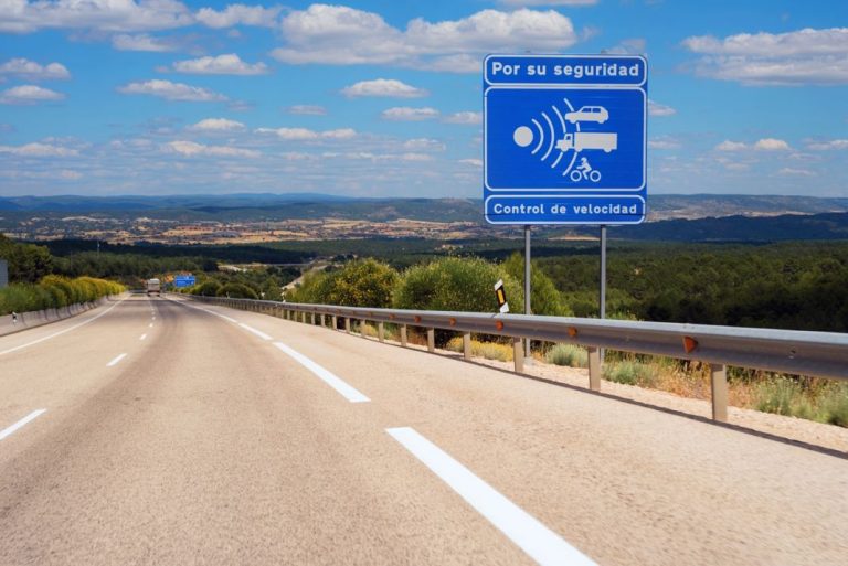 Este país europeo dejará de usar los radares de tramo. Pero la DGT no opina lo mismo