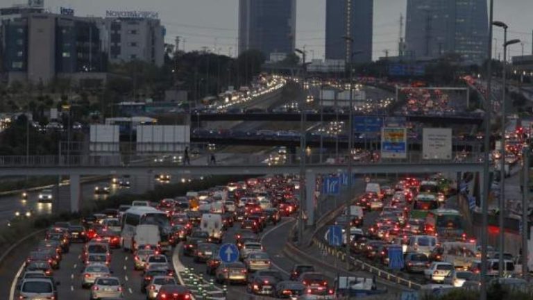 Días y horas clave para evitar los atascos en este puente de mayo