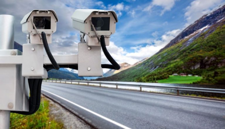 Las aplicaciones que te salvan de la multa de un radar de la DGT. ¿Con cuál te quedas?