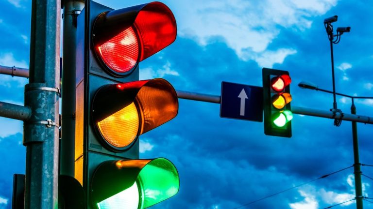 La luz blanca de los semáforos con cuatro colores: ¿qué significa?