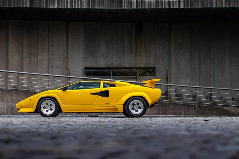 Se fabricaron 9 Lamborghini Countach 5000 QV amarillos. De ahí su precio
