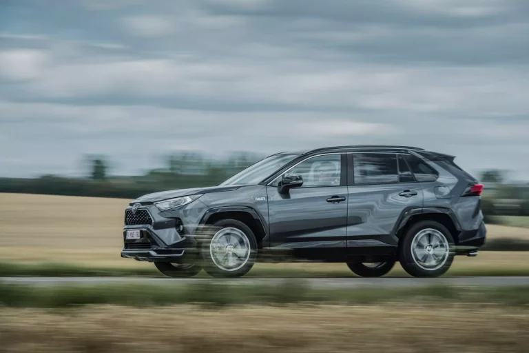 Electreon y este Toyota RAV4 llevan al extremo la carga por inducción