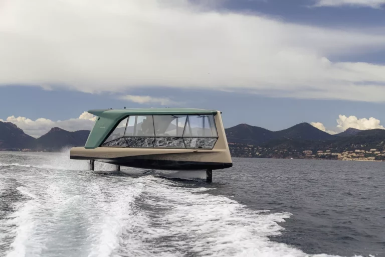 BMW se anima a surcar los mares en silencio con The Icon
