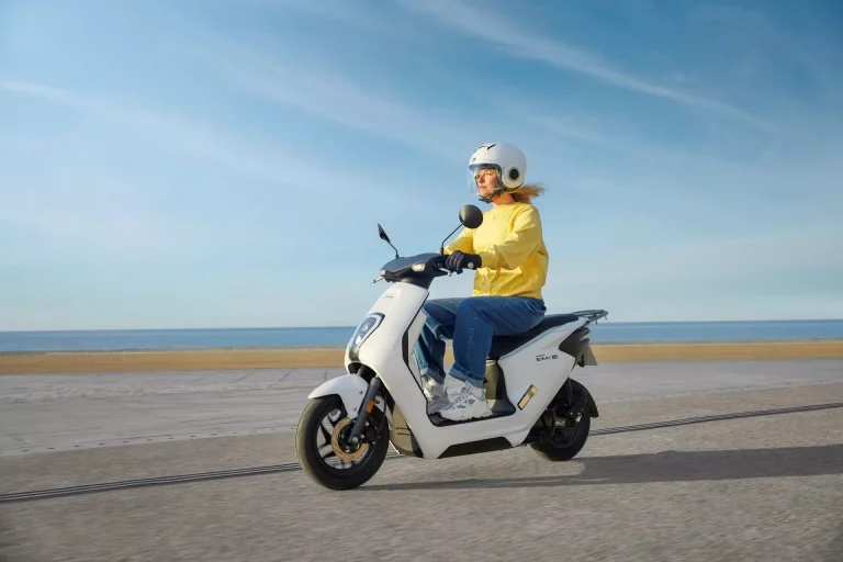 ¿Eléctrica o de gasolina? La OCU echa cuentas y te dice la moto que te tienes que comprar