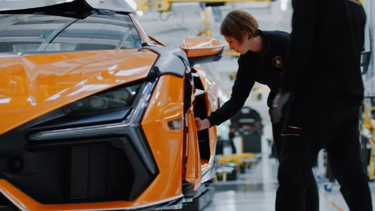 Así se fabrica el impresionante Lamborghini Revuelto
