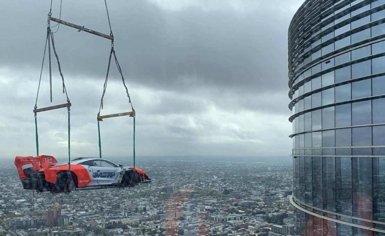 Así llegó un McLaren Senna al piso 57 del edificio más exclusivo de Melbourne